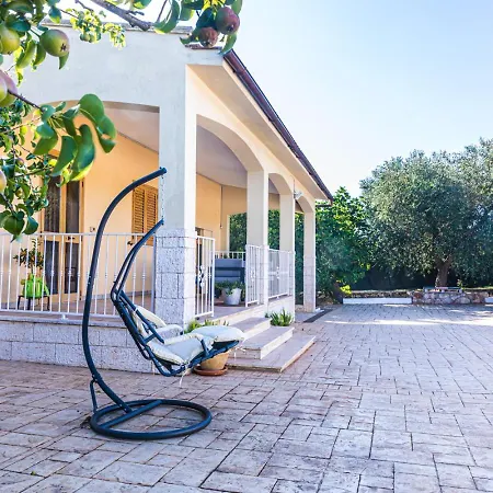 Italo & Parking ヴィラ オストゥーニ